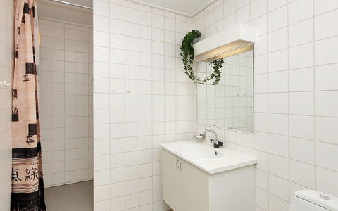 Enni - 100M from the Sea: Flooring, Wall, Floor, Interior Design, Plumbing Fixture, Bathroom, Ceiling, Plumbing, Bathroom Cabinet, Sink
