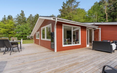 Mainio - 800M from the Sea: Roof, House, Home, Cottage, Siding, Estate, Driveway, Garden Buildings, Yard, Shed