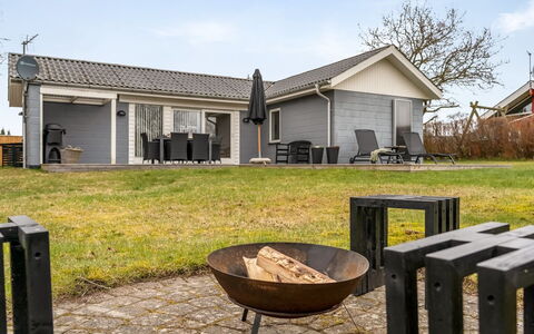 Kerttuli - 800M from the Sea: Building, House, Roof, Home, Residential Area, Architecture, Cottage, Siding, Land Lot, Estate