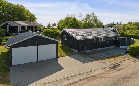 Rafn - 550M from the Sea: Architecture, Roof, Home, Composite Material, Daylighting, Siding, Driveway