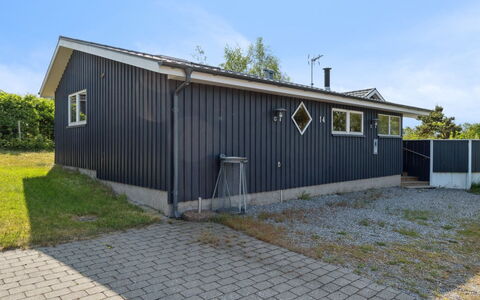 Rafn - 550M from the Sea: Architecture, Roof, Home, Composite Material, Daylighting, Siding, Driveway