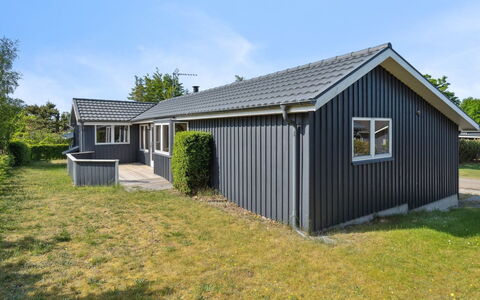 Rafn - 550M from the Sea: Architecture, Roof, Home, Composite Material, Daylighting, Siding, Driveway