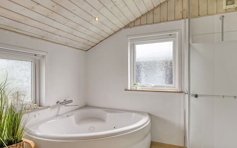 Fliri - 700M from the Sea: Plumbing Fixture, Flooring, Wood, Floor, Bathroom, Ceiling, Interior Design, Plumbing, Tap, Bathtub