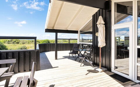 Elvie - 200M from the Sea: Wood, Porch, Floor, Deck, Hardwood, Wood Stain, Shade, Wood Flooring, Plank, Balcony