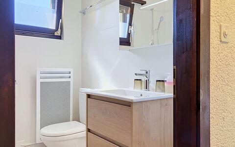 Dorenavant: Plumbing Fixture, Bathroom, Bathroom Cabinet, Flooring, Bathroom Sink, Floor, Interior Design, Mirror, Sink, Tap