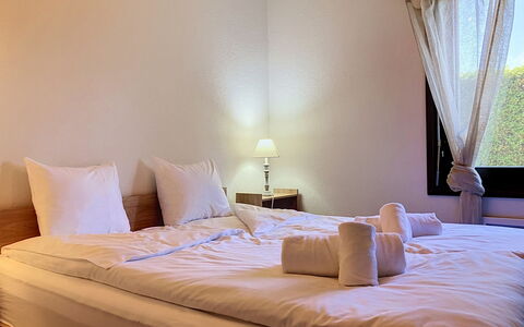 Dorenavant: Bed, Bedroom, Wood, Bed Sheet, Floor, Flooring, Bedding, Interior Design, Bed Frame, Lighting