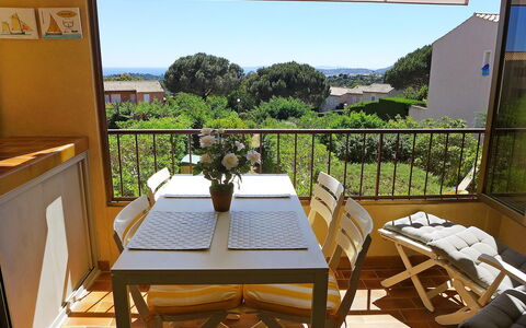 La Croix-Valmer 600: Property, Room, House, Building, Real Estate, Interior Design, Balcony, Furniture, Table, Home