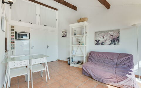 La Croix-Valmer 600: Room, Property, Furniture, Bed, Bedroom, Building, House, Interior Design, Floor, Real Estate