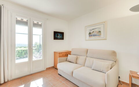 La Croix-Valmer 600: Property, Furniture, Room, Floor, Interior Design, Real Estate, Living Room, Building, Daylighting, House