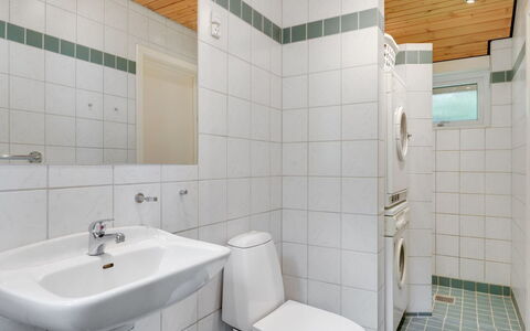 Grumme - 30M to the Fjord: Bathroom, Plumbing Fixture, Bathroom Sink, Sink, Flooring, Floor, Toilet, Interior Design, Toilet Seat, Tap