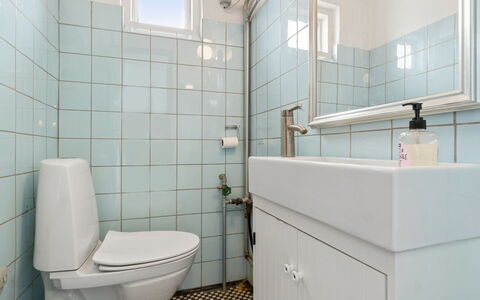 Gadde - 1Km from the Sea: Toilet Seat, Bathroom, Toilet, Plumbing Fixture, Wall, Flooring, Interior Design, Floor, Sink, Bathroom Sink