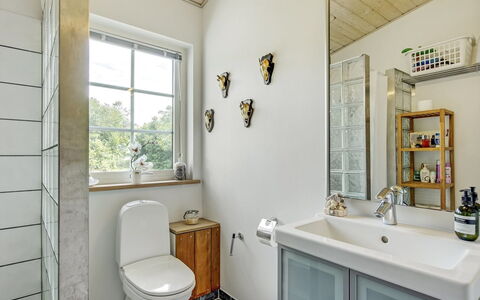 Bernadete - 50M to the Fjord: Wall, Bathroom, Plumbing Fixture, Flooring, Interior Design, Floor, Tap, Toilet, Plumbing, Sink