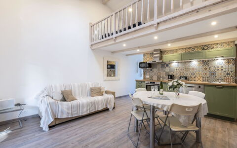 Gigaro Plage: Furniture, Table, Property, Interior Design, Wood, Flooring, Floor, Chair, Comfort, Decoration