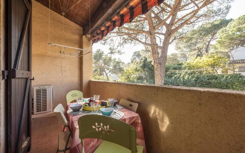 Gigaro Plage: Property, Plant, Tree, Building, Shade, Wood, Motor Vehicle, Chair, House, Sky