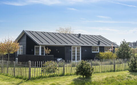 Mojsej: Grass, Building, Roof, House, Home, Cottage, Siding, Land Lot, Door, Farmhouse