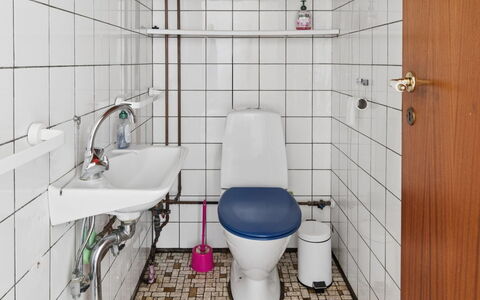 Carmen - 25M from the Sea: Toilet Seat, Bathroom, Plumbing Fixture, Toilet, Flooring, Sink, Floor, Plumbing, Bathroom Sink, Interior Design