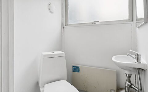 Hannelore - 700M from the Sea: Toilet Seat, Plumbing Fixture, Wall, Bathroom, Flooring, Floor, Toilet, Interior Design, Plumbing, Sink