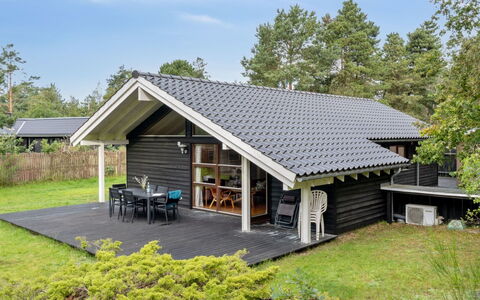 Wilgrib - 400M from the Sea: Roof, House, Land Lot, Home, Cottage, Estate, Garden Buildings, Shade, Log Cabin, Landscaping