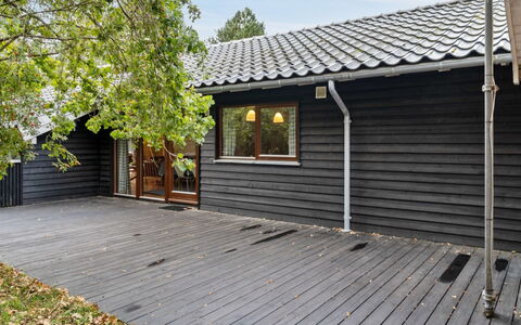 Wilgrib - 400M from the Sea: Roof, House, Land Lot, Home, Cottage, Estate, Garden Buildings, Shade, Log Cabin, Landscaping