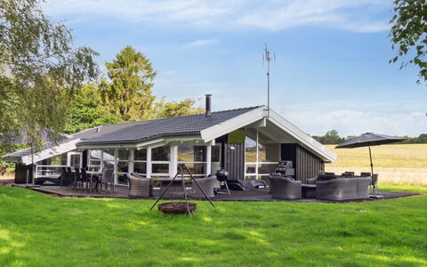 Rik - 350M from the Sea: Swimming Pool, Resort Town