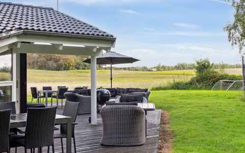 Rik - 350M from the Sea: Swimming Pool, Resort Town