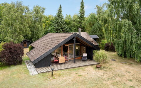 Ija - 200M from the Sea: Roof, House, Land Lot, Home, Cottage, Estate, Garden Buildings, Shade, Log Cabin, Landscaping
