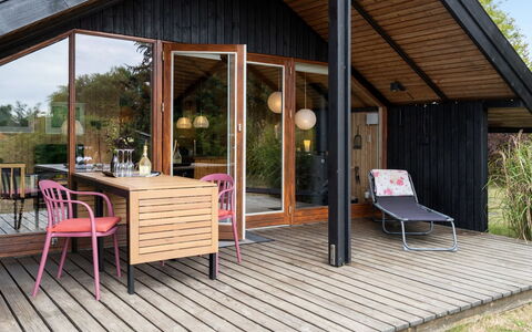 Ija - 200M from the Sea: Roof, House, Land Lot, Home, Cottage, Estate, Garden Buildings, Shade, Log Cabin, Landscaping