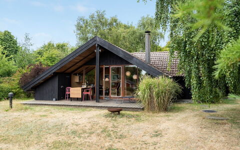 Ija - 200M from the Sea: Roof, House, Land Lot, Home, Cottage, Estate, Garden Buildings, Shade, Log Cabin, Landscaping