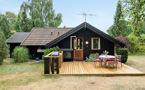 Ija - 200M from the Sea: Roof, House, Land Lot, Home, Cottage, Estate, Garden Buildings, Shade, Log Cabin, Landscaping