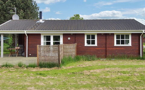 Lilian - 600M from the Sea: Residential Area, Roof, Suburb, Driveway, Estate, Chimney