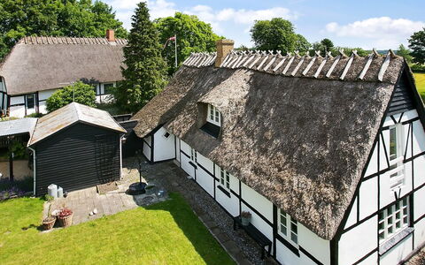 Sibo - 1.5Km from the Sea: Roof, Thatching, Cottage, Home, Slope, Garden, Landscaping, Design, Yard, Farmhouse