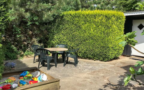Vojo - 100M from the Sea: Roof, House, Land Lot, Home, Cottage, Estate, Garden Buildings, Shade, Log Cabin, Landscaping