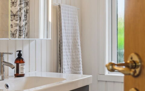 Margit - 10M from the Sea: Plumbing Fixture, Bathroom, Interior Design, Bathroom Sink, Sink, Tap, Flooring, Plumbing, Bathroom Cabinet, Floor