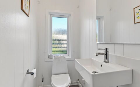 Margit - 10M from the Sea: Wall, Plumbing Fixture, Bathroom, Toilet Seat, Flooring, Floor, Toilet, Interior Design, Ceiling, Plumbing