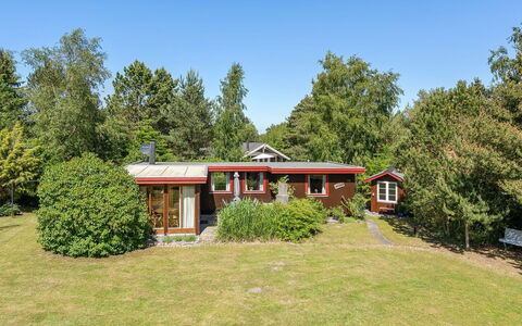 Kaarina - 550M from the Sea: Grass, Shrub, House, Garden, Home, Cottage, Land Lot, Lawn, Groundcover