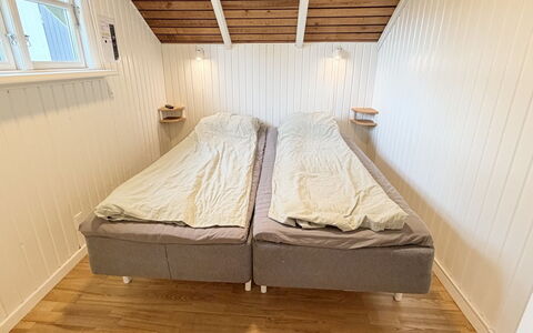 Gretta - 400M from the Sea: Floor, Linens, Bedroom, Bedding, Bed, Bed Sheet, Bed Frame, Hardwood, Wood Stain, Pillow