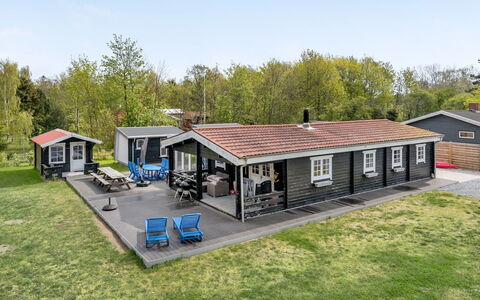 Hardina - 300M from the Sea: Blue, Shrub, Cottage, Groundcover, Garden, Estate, Shade, Landscaping, Farmhouse, Eco Hotel