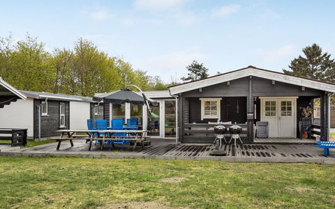 Hardina - 300M from the Sea: Blue, Shrub, Cottage, Groundcover, Garden, Estate, Shade, Landscaping, Farmhouse, Eco Hotel