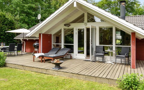 Maard - 325M from the Sea: Blue, Shrub, Cottage, Groundcover, Garden, Estate, Shade, Landscaping, Farmhouse, Eco Hotel