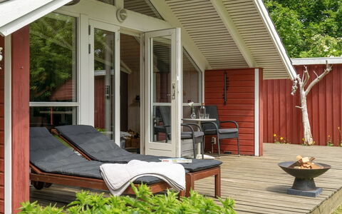 Maard - 325M from the Sea: Blue, Shrub, Cottage, Groundcover, Garden, Estate, Shade, Landscaping, Farmhouse, Eco Hotel