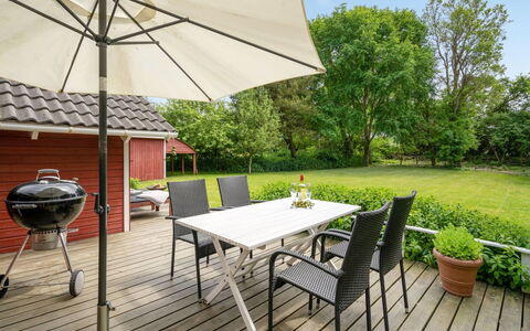 Maard - 325M from the Sea: Blue, Shrub, Cottage, Groundcover, Garden, Estate, Shade, Landscaping, Farmhouse, Eco Hotel