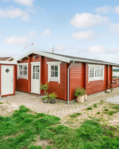 Topi - 15M from the Sea