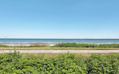 Vincent - 10M from the Sea: Sky, Blue, Daytime, Green, Natural Environment, Horizon, Ecoregion, Summer, Plain, Plant Community