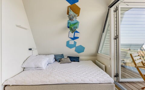 Vincent - 10M from the Sea: Flooring, Wood, Floor, Interior Design, Bedroom, Linens, Furniture, Room, Bed, Wood Flooring