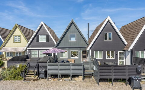 Vincent - 10M from the Sea: Siding, Home, Residential Area, House, Roof, Cottage, Porch, Sash Window, Estate, Yard