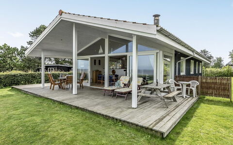 Elfi - 30M from the Sea: Blue, Shrub, Cottage, Groundcover, Garden, Estate, Shade, Landscaping, Farmhouse, Eco Hotel