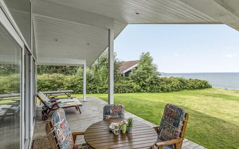 Elfi - 30M from the Sea: Blue, Shrub, Cottage, Groundcover, Garden, Estate, Shade, Landscaping, Farmhouse, Eco Hotel