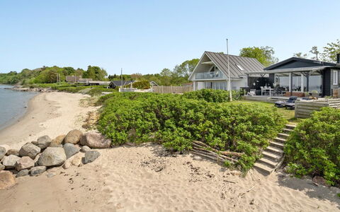 Käthe - 5M from the Sea: Blue, Shrub, Cottage, Groundcover, Garden, Estate, Shade, Landscaping, Farmhouse, Eco Hotel