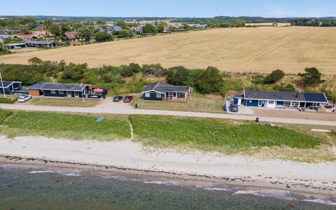 Bertold - 20M from the Sea: Blue, Shrub, Cottage, Groundcover, Garden, Estate, Shade, Landscaping, Farmhouse, Eco Hotel