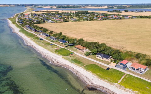 Bertold - 20M from the Sea: Blue, Shrub, Cottage, Groundcover, Garden, Estate, Shade, Landscaping, Farmhouse, Eco Hotel